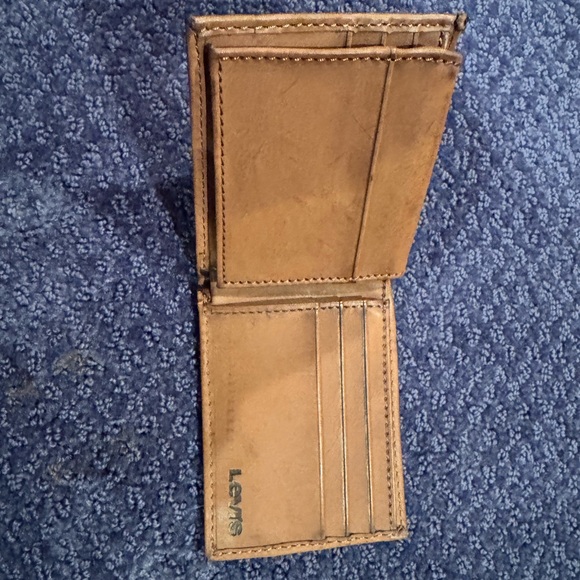 Brand New Levi’s leather wallet - Picture 3 of 9